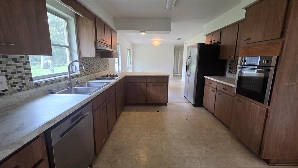 For Sale: $265,000 (3 beds, 2 baths, 1518 Square Feet)