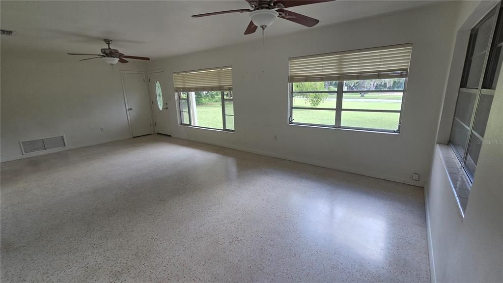For Sale: $265,000 (3 beds, 2 baths, 1518 Square Feet)