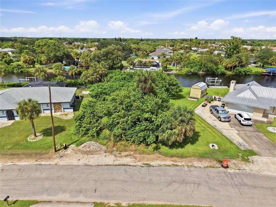 На продажу: $99,900 (0.23 acres)