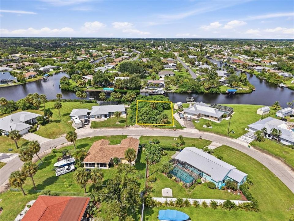 На продажу: $99,900 (0.23 acres)