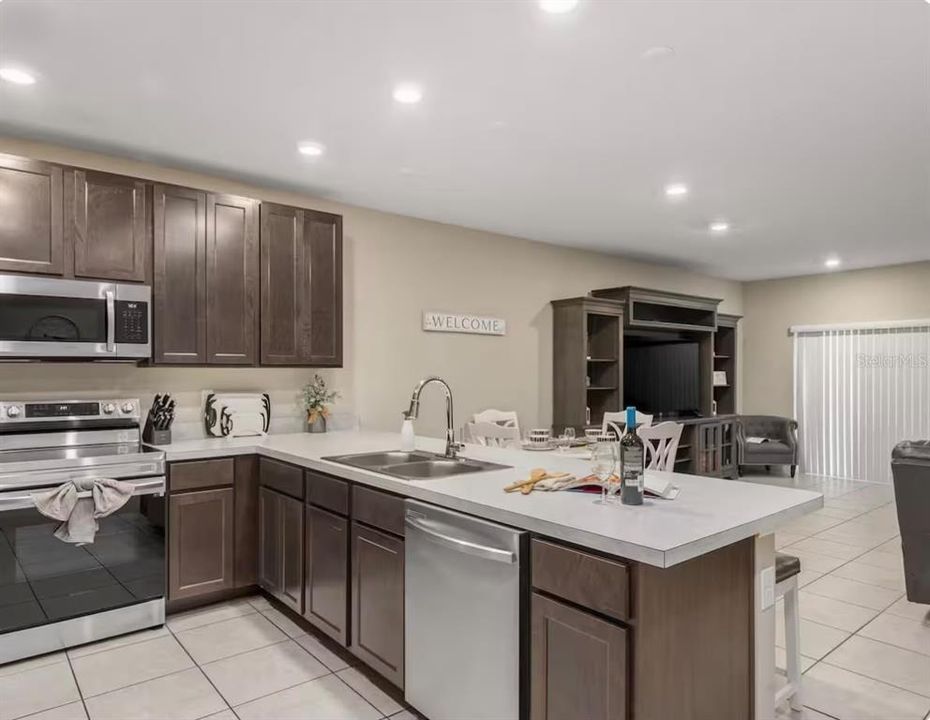 For Rent: $2,200 (3 beds, 2 baths, 1762 Square Feet)