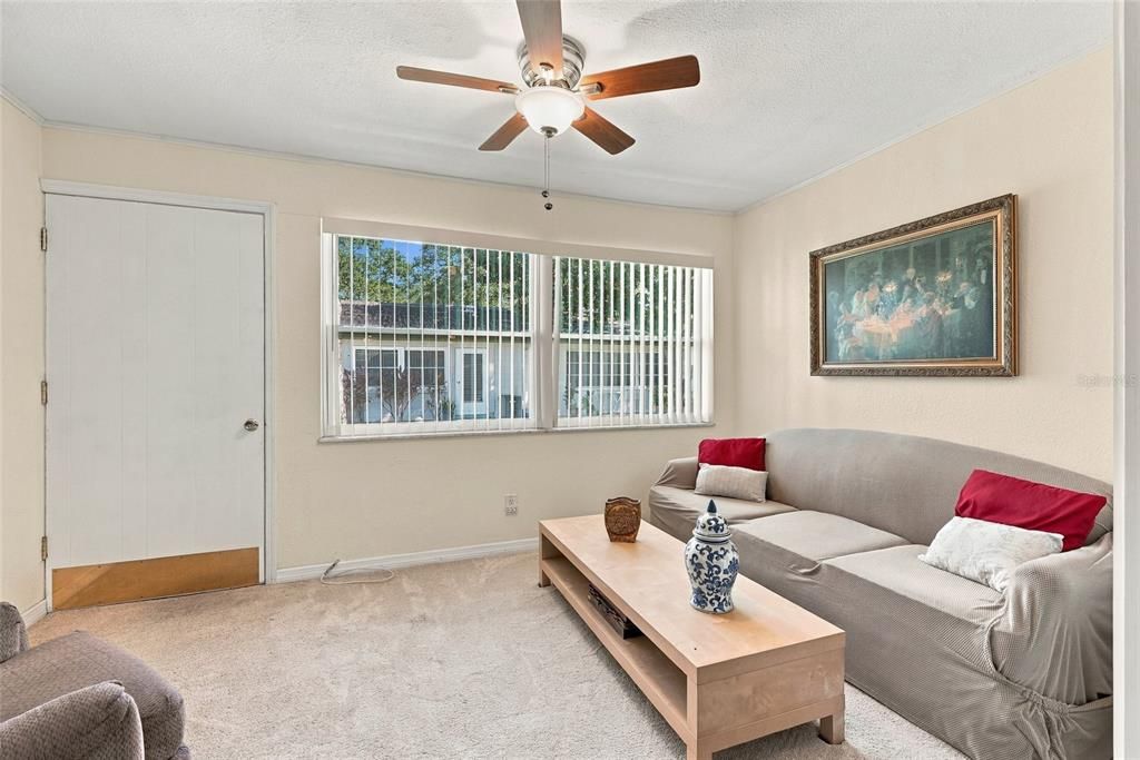 For Sale: $95,000 (1 beds, 1 baths, 985 Square Feet)
