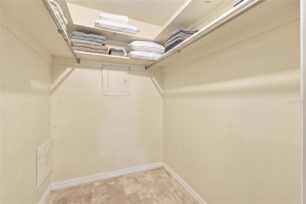 For Sale: $95,000 (1 beds, 1 baths, 985 Square Feet)