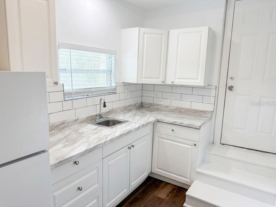 For Rent: $1,000 (1 beds, 1 baths, 350 Square Feet)