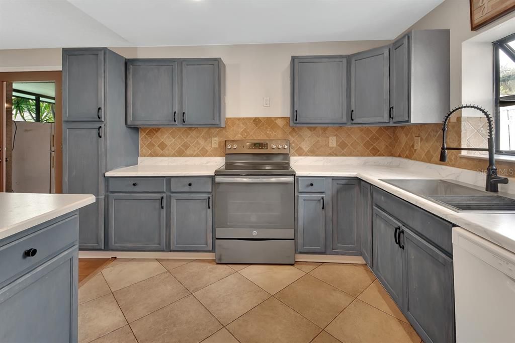 En Venta: $310,000 (4 camas, 2 baños, 1606 Pies cuadrados)