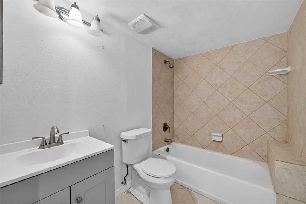 Active With Contract: $129,900 (2 beds, 2 baths, 1060 Square Feet)