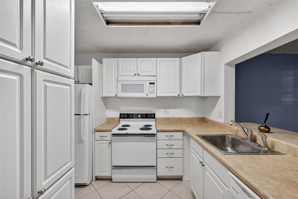 Active With Contract: $129,900 (2 beds, 2 baths, 1060 Square Feet)