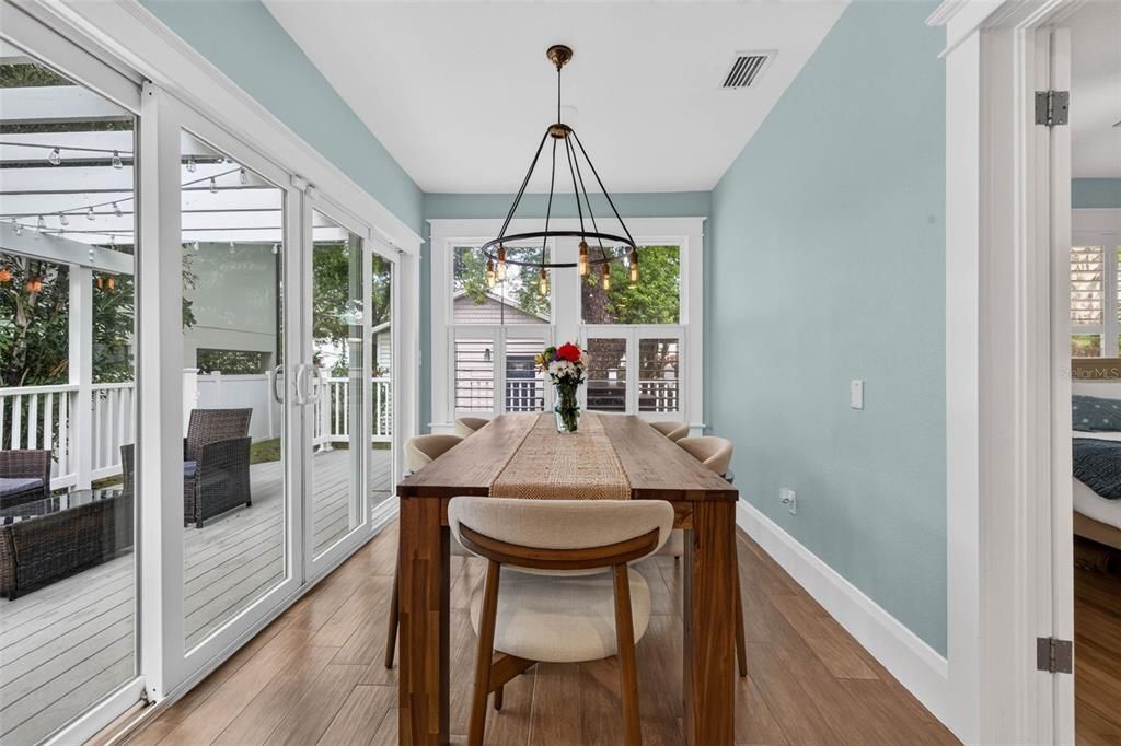 En Venta: $1,025,000 (4 camas, 3 baños, 1683 Pies cuadrados)