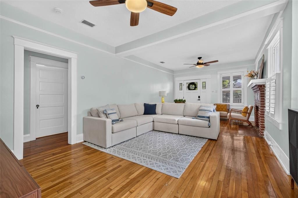 En Venta: $1,025,000 (4 camas, 3 baños, 1683 Pies cuadrados)