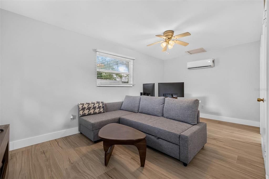 En Venta: $1,025,000 (4 camas, 3 baños, 1683 Pies cuadrados)