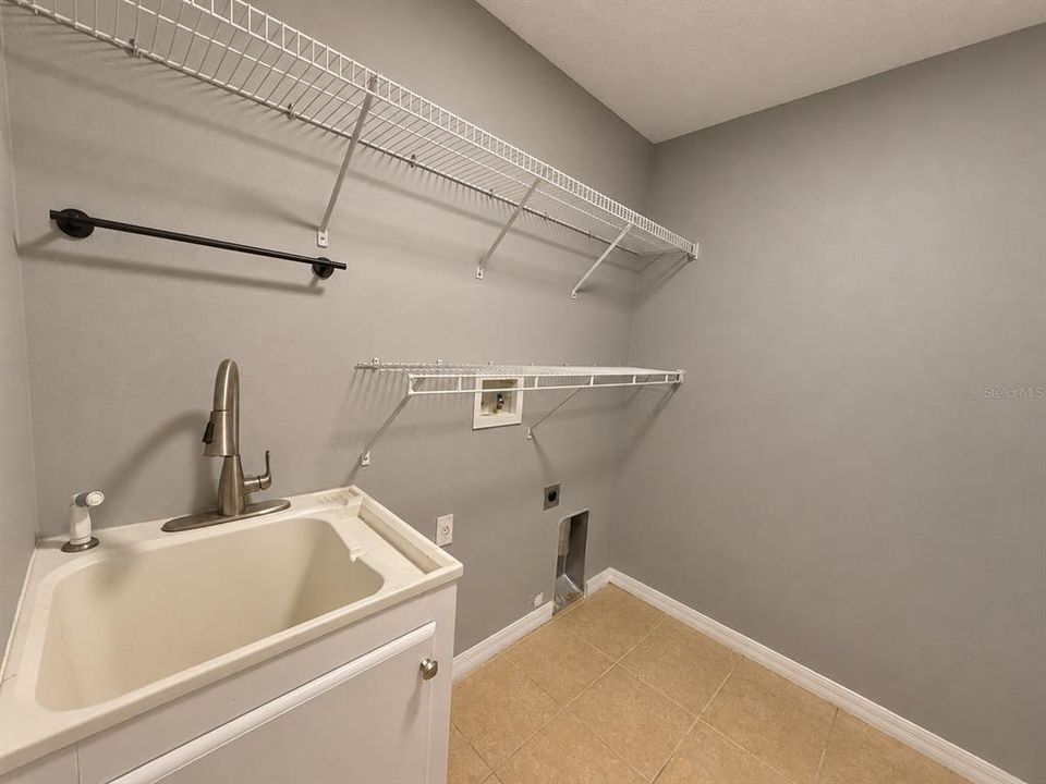 В аренду: $2,550 (4 спален, 2 ванн, 2813 Квадратных фут)