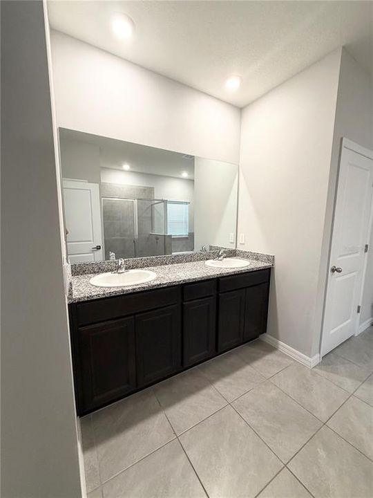 For Rent: $2,650 (4 beds, 2 baths, 1980 Square Feet)