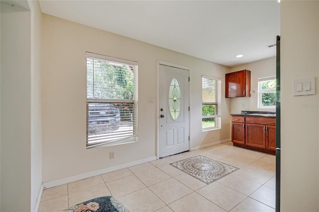 For Rent: $1,995 (2 beds, 1 baths, 800 Square Feet)