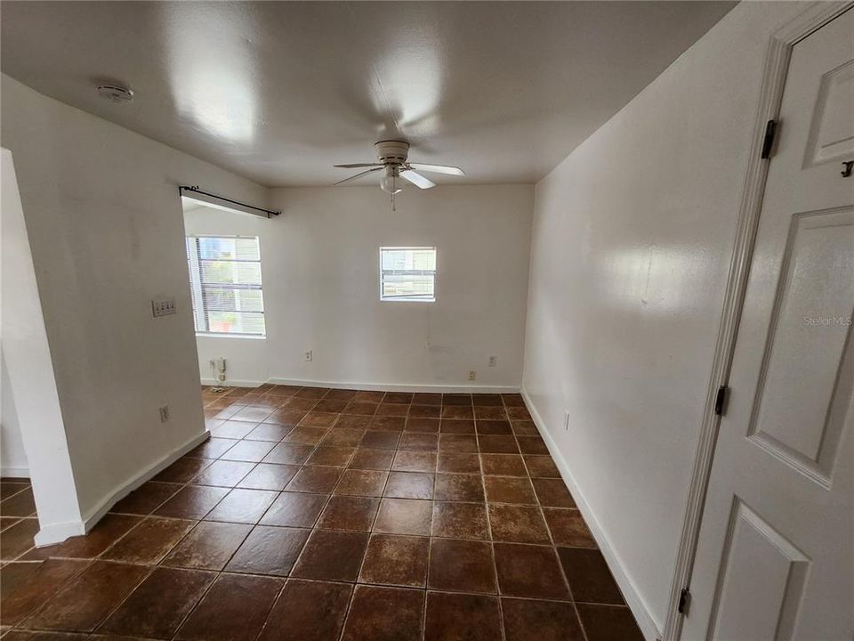 For Rent: $1,050 (1 beds, 1 baths, 380 Square Feet)