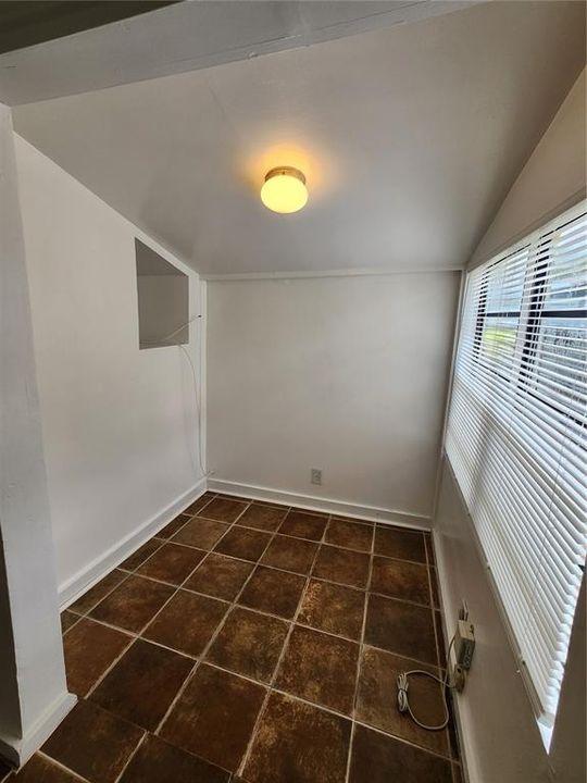 For Rent: $1,050 (1 beds, 1 baths, 380 Square Feet)