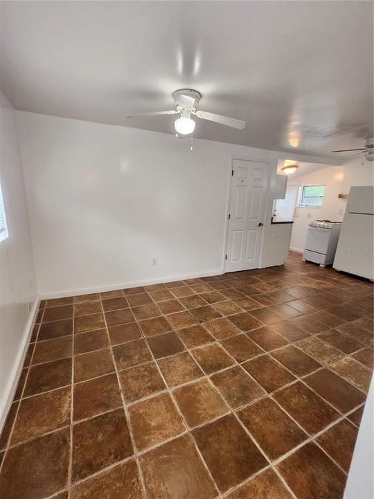 For Rent: $1,050 (1 beds, 1 baths, 380 Square Feet)