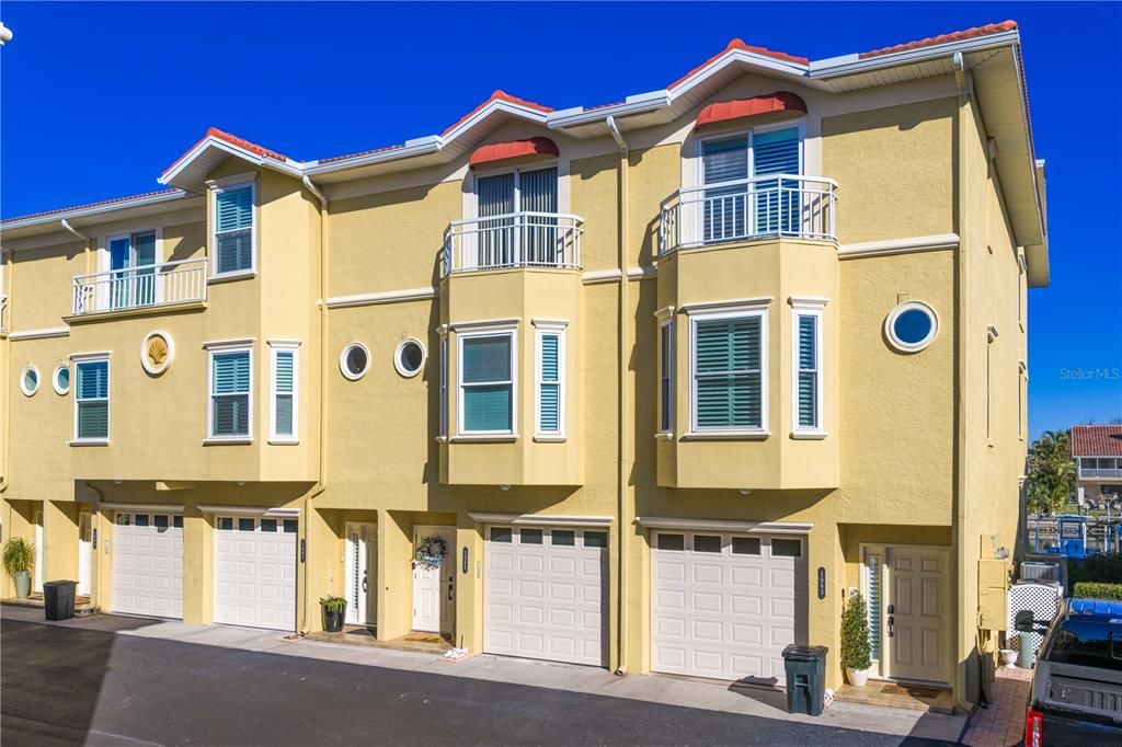 For Sale: $1,350,000 (3 beds, 3 baths, 2215 Square Feet)