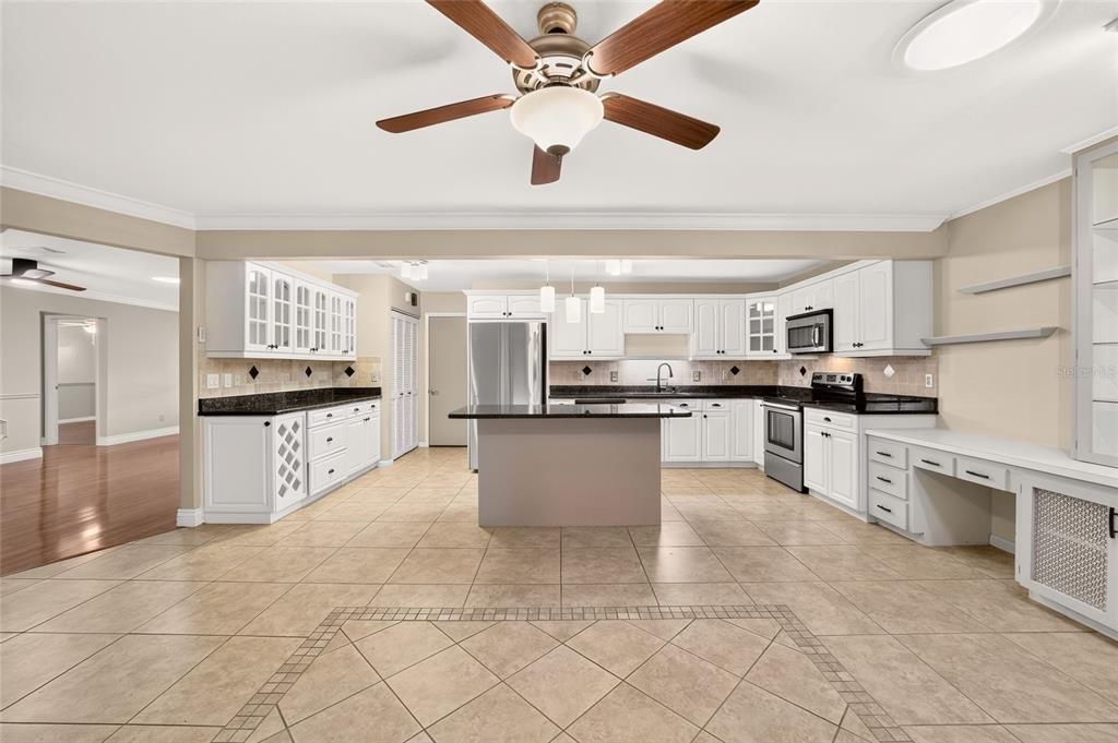 For Sale: $199,850 (2 beds, 2 baths, 1688 Square Feet)