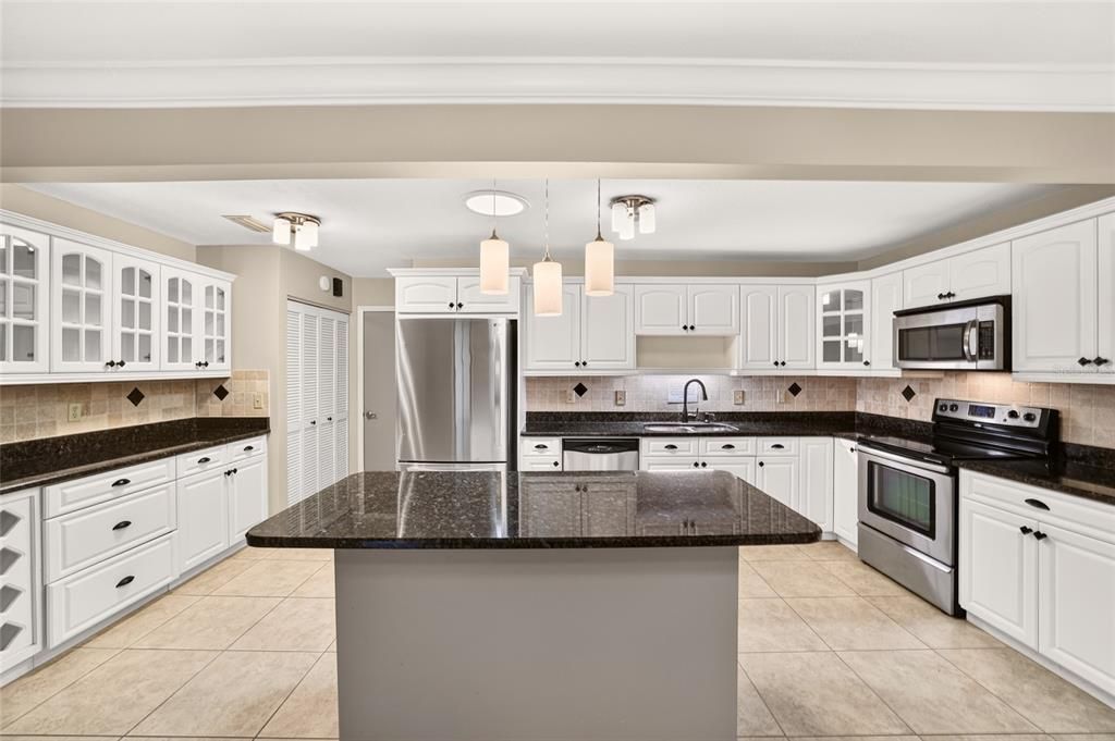 For Sale: $199,850 (2 beds, 2 baths, 1688 Square Feet)