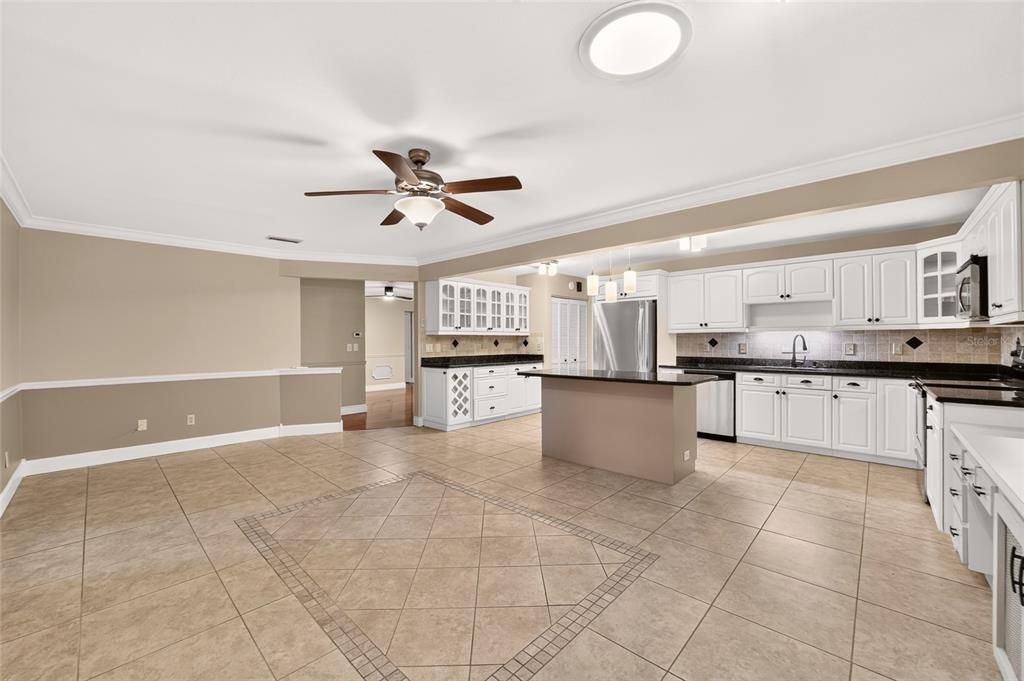 For Sale: $199,850 (2 beds, 2 baths, 1688 Square Feet)
