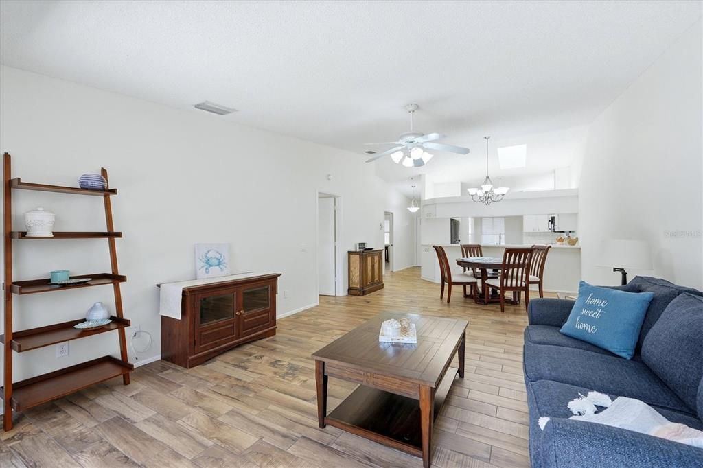 For Sale: $240,000 (2 beds, 2 baths, 1236 Square Feet)