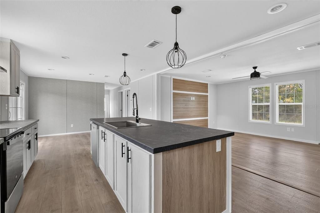 For Sale: $244,900 (3 beds, 2 baths, 1493 Square Feet)