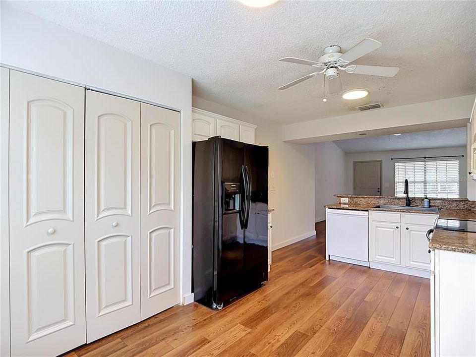 For Sale: $139,500 (2 beds, 1 baths, 925 Square Feet)