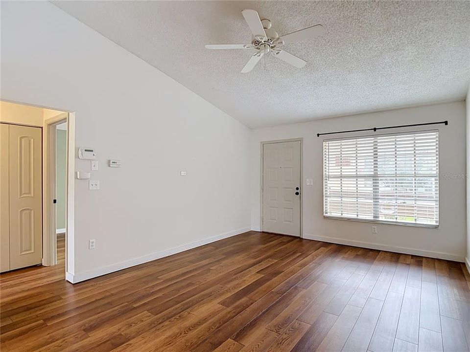 For Sale: $139,500 (2 beds, 1 baths, 925 Square Feet)