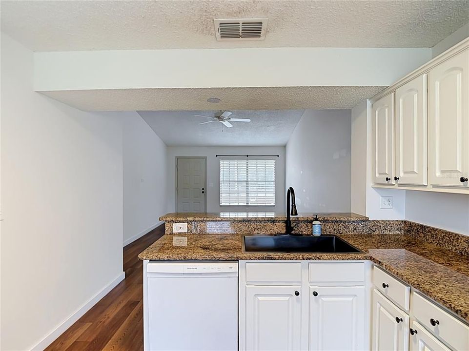 For Sale: $139,500 (2 beds, 1 baths, 925 Square Feet)