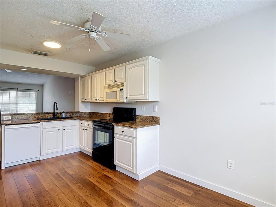 For Sale: $139,500 (2 beds, 1 baths, 925 Square Feet)