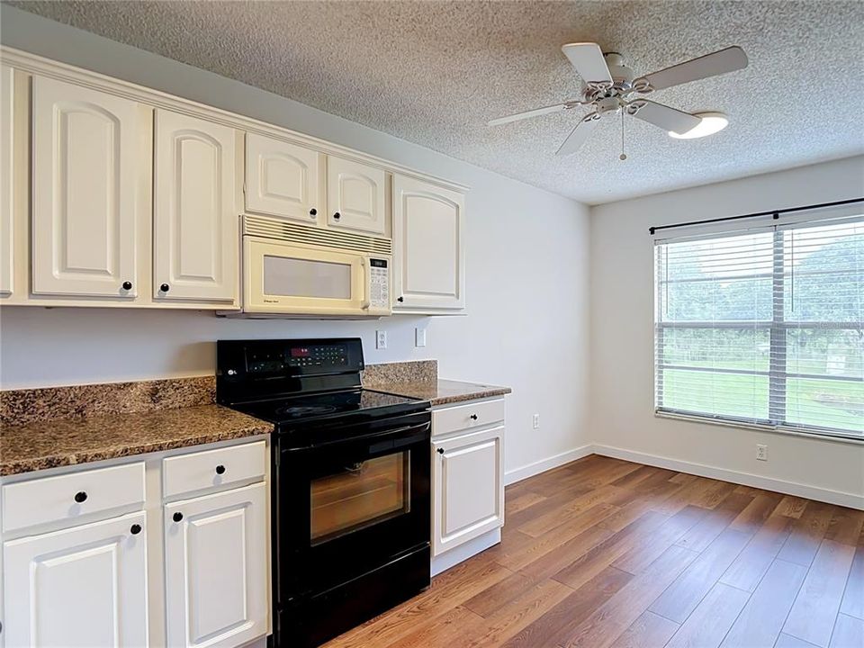 For Sale: $139,500 (2 beds, 1 baths, 925 Square Feet)