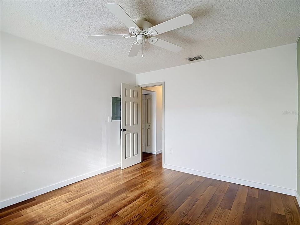 For Sale: $139,500 (2 beds, 1 baths, 925 Square Feet)