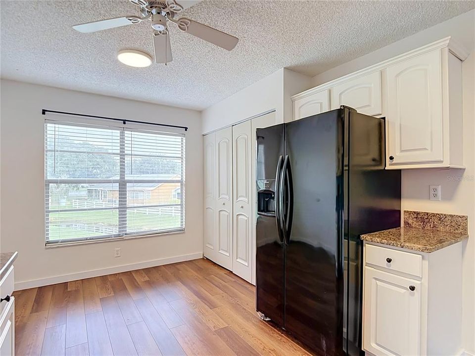 For Sale: $139,500 (2 beds, 1 baths, 925 Square Feet)