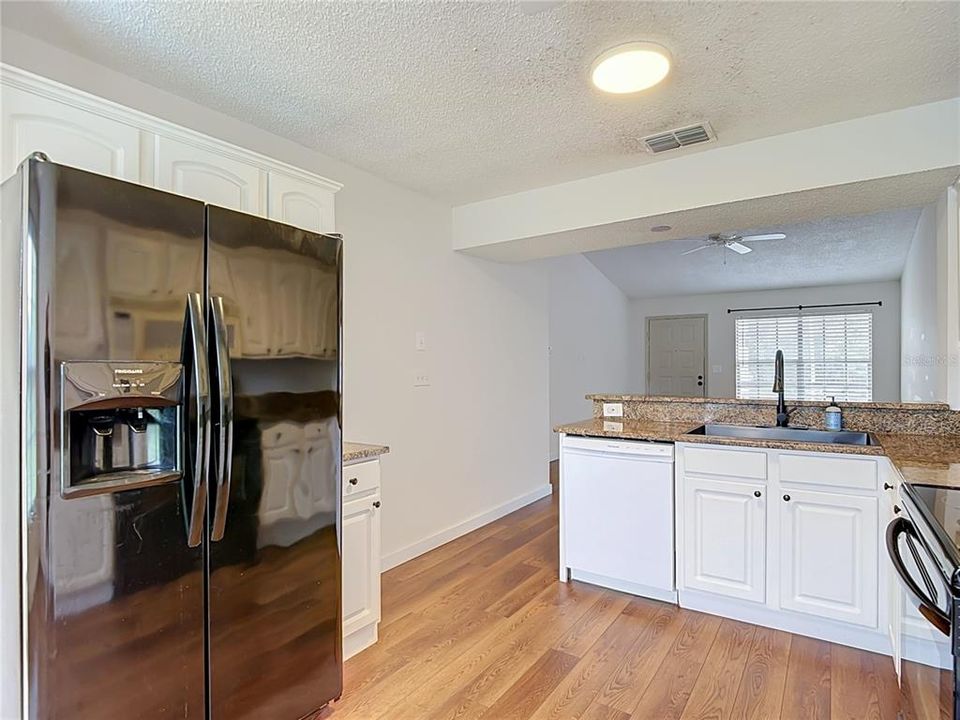 For Sale: $139,500 (2 beds, 1 baths, 925 Square Feet)