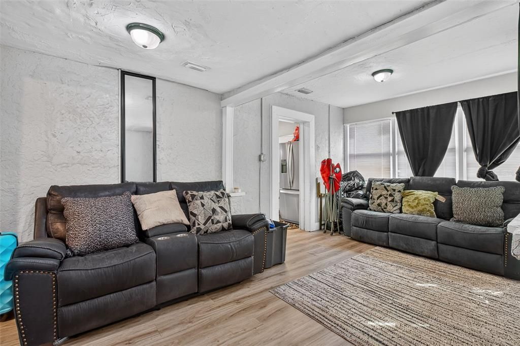 En Venta: $339,900 (3 camas, 2 baños, 1100 Pies cuadrados)