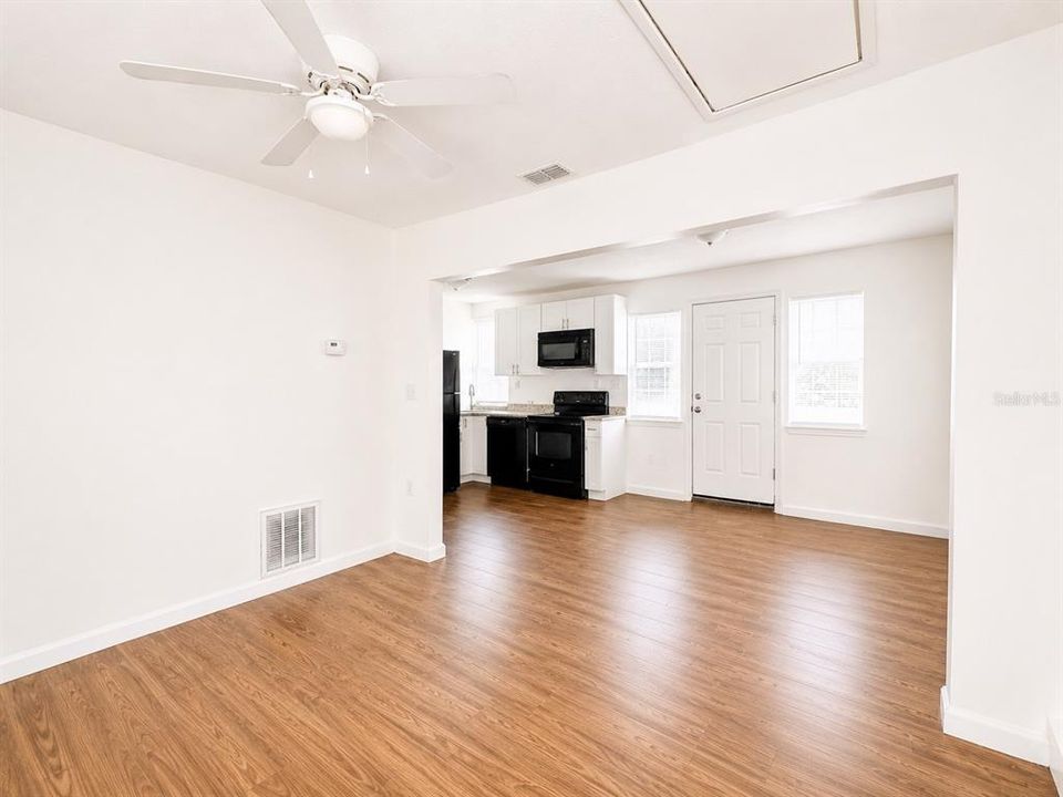 For Sale: $319,900 (4 beds, 2 baths, 1392 Square Feet)