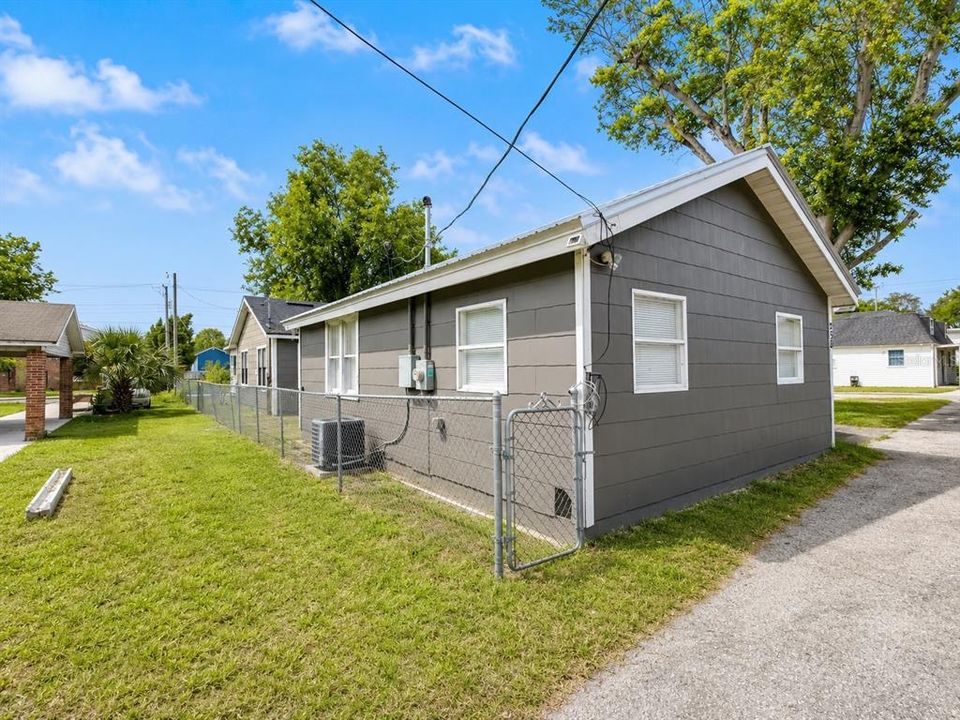 For Sale: $319,900 (4 beds, 2 baths, 1392 Square Feet)