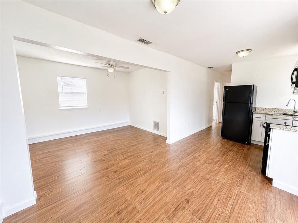 For Sale: $319,900 (4 beds, 2 baths, 1392 Square Feet)