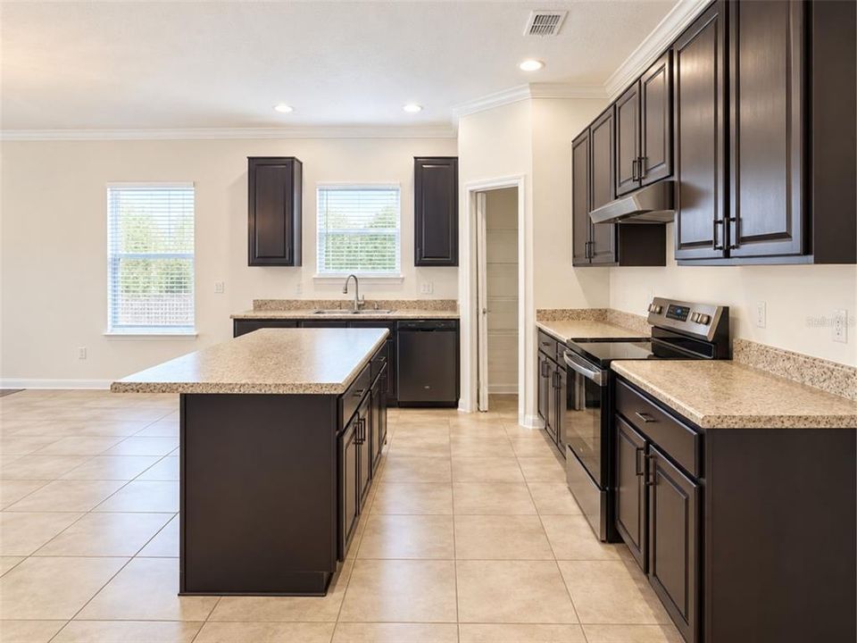 For Rent: $2,100 (3 beds, 2 baths, 2000 Square Feet)