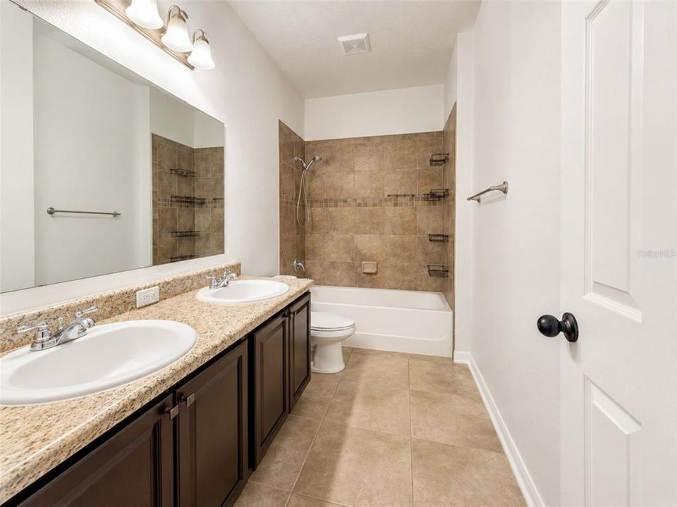 For Rent: $2,100 (3 beds, 2 baths, 2000 Square Feet)