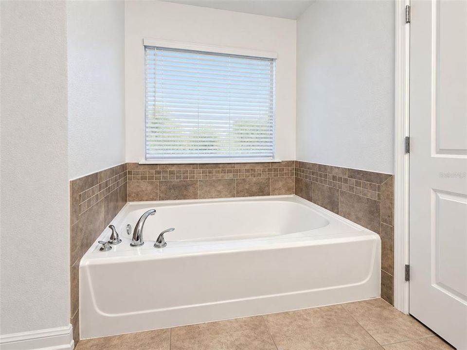 For Rent: $2,100 (3 beds, 2 baths, 2000 Square Feet)