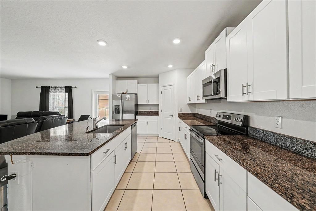 На продажу: $335,000 (5 спален, 2 ванн, 2217 Квадратных фут)