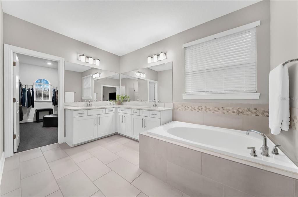 For Sale: $1,600,000 (6 beds, 5 baths, 5171 Square Feet)