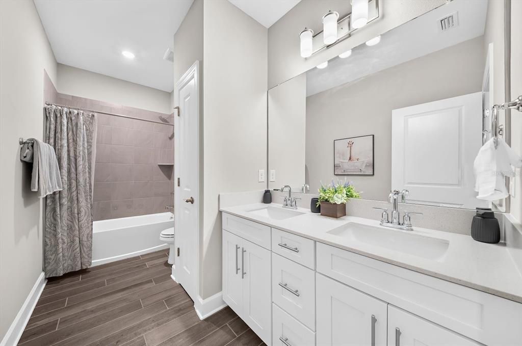 For Sale: $1,600,000 (6 beds, 5 baths, 5171 Square Feet)
