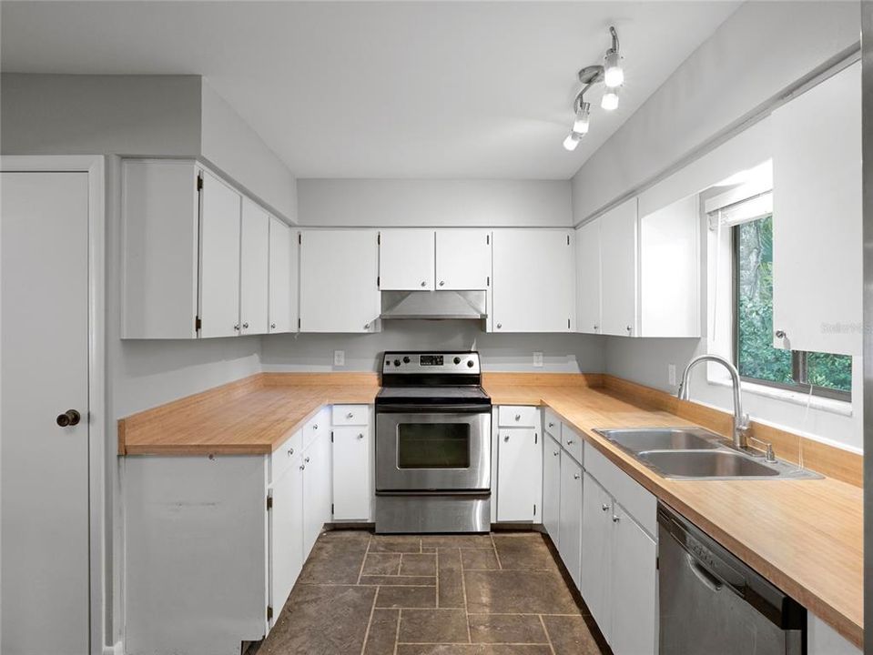 На продажу: $269,900 (3 спален, 2 ванн, 1366 Квадратных фут)