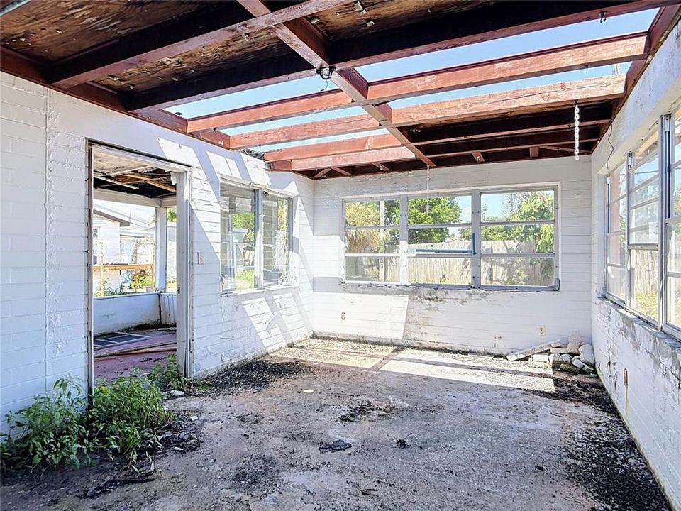 For Sale: $199,900 (2 beds, 1 baths, 700 Square Feet)