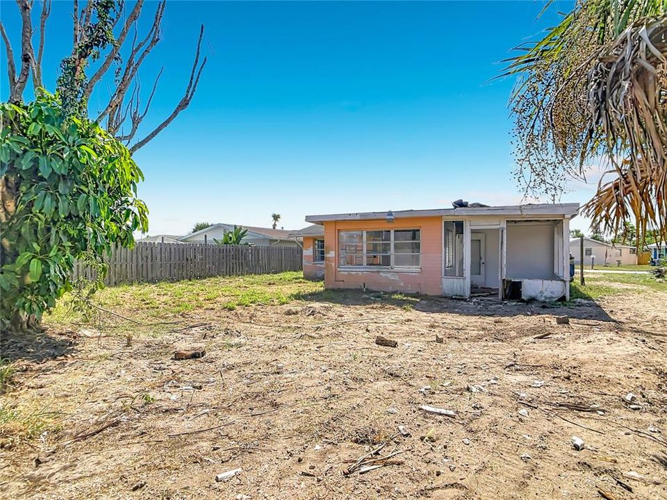 For Sale: $199,900 (2 beds, 1 baths, 700 Square Feet)