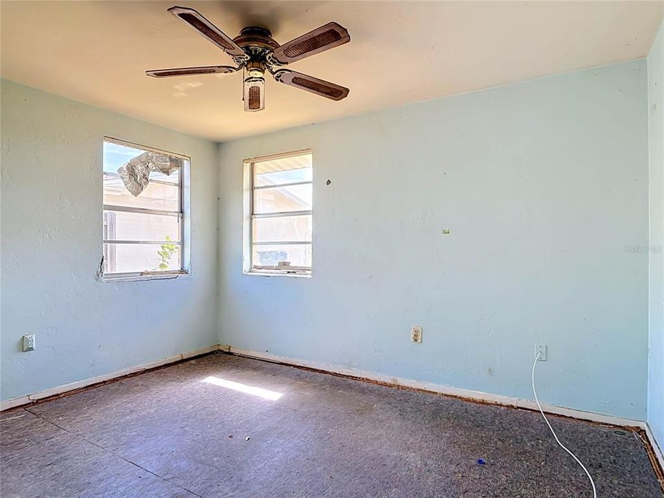 For Sale: $199,900 (2 beds, 1 baths, 700 Square Feet)