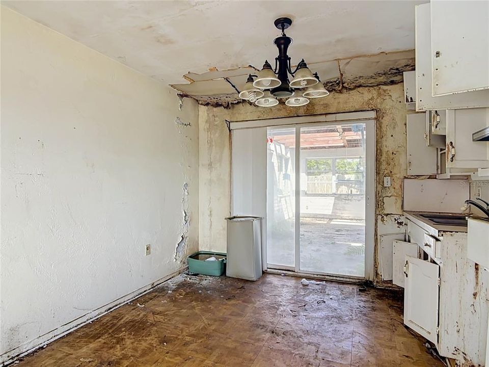 For Sale: $199,900 (2 beds, 1 baths, 700 Square Feet)