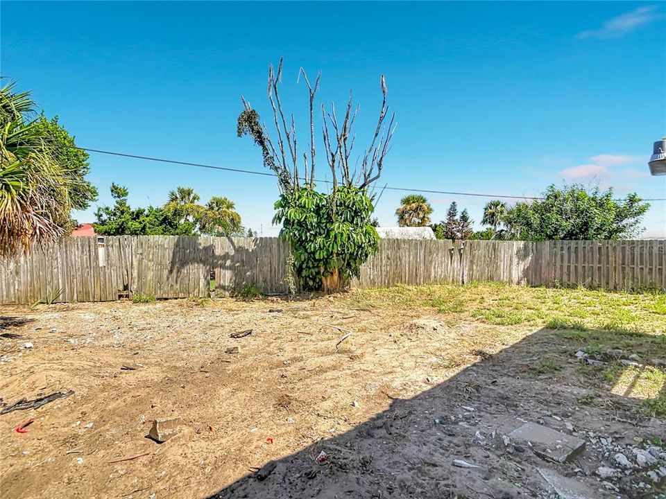 For Sale: $199,900 (2 beds, 1 baths, 700 Square Feet)